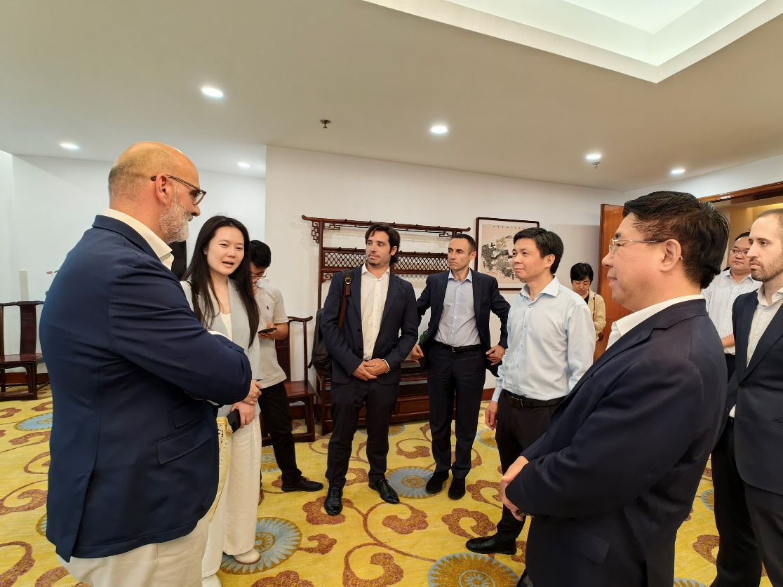 合肥市人民政府副市长李命山先生接待投资考察团一行