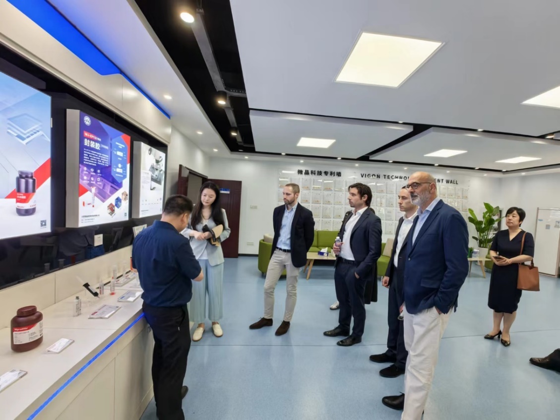 合肥微晶材料科技有限公司董事长吕鹏博士接待考察团一行